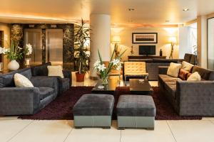 圣卡洛斯-德巴里洛切克莱恩蒙塔纳酒店的带沙发和桌子的大客厅