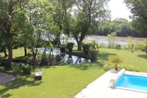 利布尔讷Clos Bernon的游泳池,位于河边的院子
