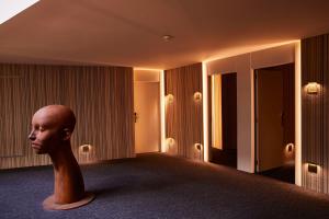 安道尔城Grand Plaza Hotel & Wellness的房间里的一顶头的雕塑