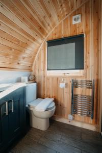 AchmelvichNorth Coast 500 Pods的木制浴室设有卫生间和窗户。