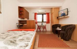 斯普利特辛塔尔公寓的卧室配有一张床和一张桌子及椅子