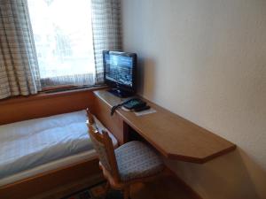 萨尔巴赫彼得酒店的一张桌子,上面有电脑