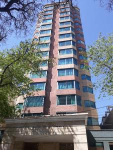 门多萨Millennium Departamento en Mendoza的城市中心高楼