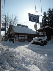 奥内什蒂帕拉迪苏尔索菲里罗营地旅馆的一条被雪覆盖的街道,就在大楼旁边