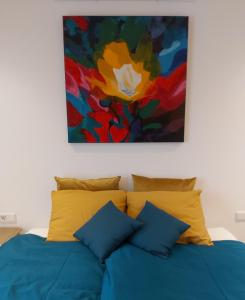 阿尔梅勒Luxury Suites Oosterwold的一间卧室配有一张壁画床