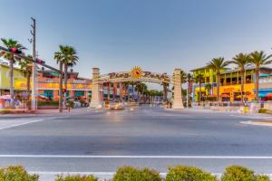 巴拿马城海滩Sunrise Beach Resort III的棕榈树和建筑城市的一条空无一人的街道