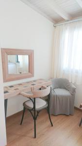 雷夫卡达镇Lefkada Princess Junior Suite的一间卧室配有书桌、椅子和镜子