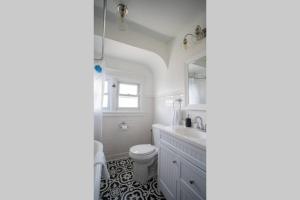 大西洋城NEW 4BR in AC Quiet Island Central Location的一间带水槽、卫生间和镜子的浴室