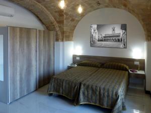 奥菲达Residence Borgo Offida的卧室配有一张床