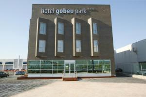 维多利亚-加斯特伊兹戈贝欧公园酒店的一座酒店 ⁇ 公园建筑,上面有标志