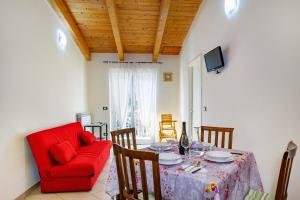 西尔维佩斯Intero appartamento Fronte mare Valter II的客厅配有桌子和红色椅子