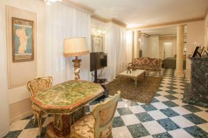 拉文纳Martins Residence de Luxe的客厅配有桌子和沙发