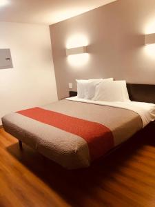 奥古斯塔Motel 6-Augusta, GA - Fort Gordon的卧室配有带白色枕头的大床