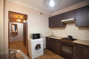 切尔诺莫斯克Двухкомнатная квартира 300м от моря ул Парковая 18 отчетные док的厨房配有洗衣机和洗衣机。