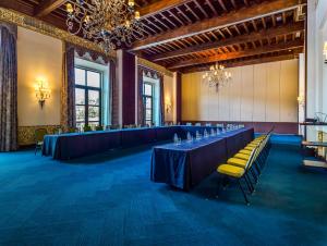 特基拉索拉德拉斯马斯酒店的大房间设有长桌和黄色椅子