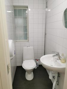韦斯特罗斯IzKaMaGe Hotel的白色的浴室设有卫生间和水槽。