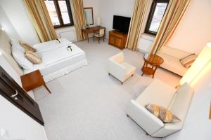 ŘitkaAtrium-Accomm的卧室享有高空美景,配有一张床和椅子