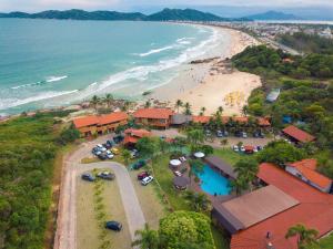 邦比尼亚斯Hotel Atalaia do Mariscal的享有海滩和度假村的空中景致