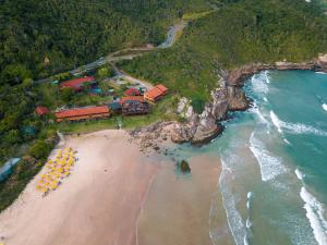 邦比尼亚斯Hotel Atalaia do Mariscal的海滩上的度假村的空中景观