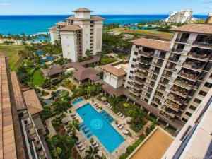 卡波雷Luxurious Ocean View Beach Villa B-903 at Ko'Olina Beach Villas的享有带游泳池和海洋的度假村的空中景致