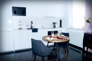 第戎Le Vénus - Appartement SPA Privatif Balnéo Sauna的厨房配有小桌子和椅子