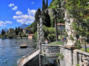 瓦伦纳Near Villa Monastero and Castello di Vezio的站在水体上的桥上的女人