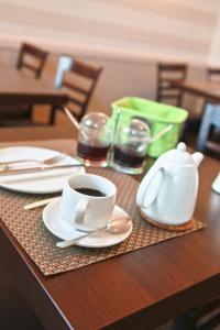古梅尔斯巴赫塞利加尔尼酒店的桌子上放着咖啡的桌子