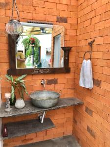 弗洛里亚诺波利斯Pousada Santarina的一间带石制水槽和镜子的浴室