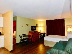 Americas Best Value Inn & Suites Anchorage Airport客房内的一张或多张床位