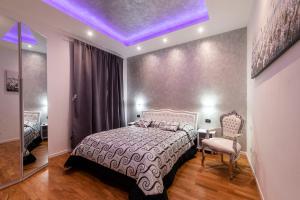 博洛尼亚FASHION APARTMENT SILVER Bologna的一间卧室设有一张床和紫色天花板