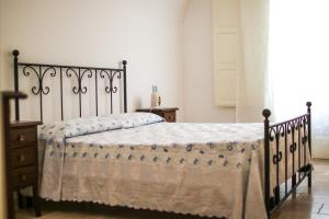 图列La Curte的一间卧室配有一张床和一个梳妆台