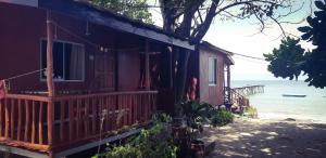 古达Tajau Laut Guesthouse的海边度假屋
