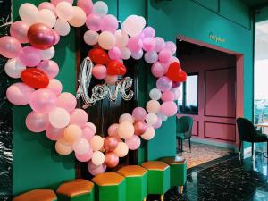 洞海阿曼达酒店的挂在墙上的一束粉红色气球
