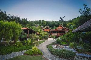 瓜埠Alamanda Villas Langkawi的通往带房屋的庭院的度假胜地