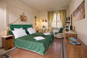 罗马多尔斯弗吉尼亚住宿加早餐酒店的一间带绿色床的卧室和一间客厅
