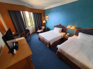 甘榜杰鲁登园景酒店的酒店客房配有两张床和一张书桌