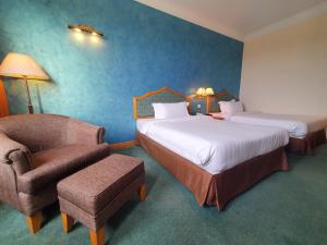 甘榜杰鲁登园景酒店的酒店客房,配有两张床和椅子