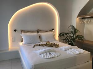 纳乌萨Quartano Luxury Cycladic Residence, Adults Only (13+)的一间卧室配有一张带萨克斯风的床铺。