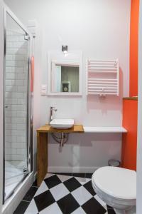 罗兹美好时光公寓式酒店的浴室配有卫生间、盥洗盆和淋浴。