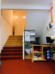 TumpatSuza Hostel的一间设有楼梯的房间