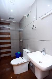 AnachalCANDLE WOOD MUNNAR的浴室配有白色卫生间和盥洗盆。