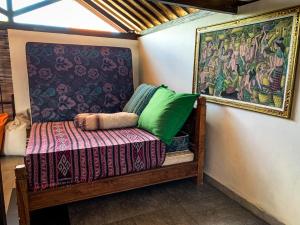 金巴兰Capung Guesthouse的墙上画的长凳