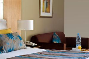 莫纳斯提尔莫纳斯提尔塔拉萨皇家酒店的酒店客房,配有床和沙发