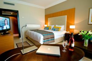 莫纳斯提尔莫纳斯提尔塔拉萨皇家酒店的酒店客房配有一张床、一张书桌和一台笔记本电脑