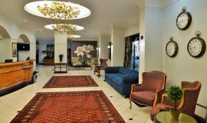 哈拉雷克里斯塔詹姆森酒店的客厅配有蓝色的沙发和椅子