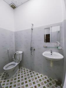 Tây NinhThe Sun Hotel的一间带卫生间和水槽的浴室