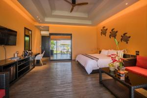 象岛半岛海滩度假村的一间卧室配有一张床、一张桌子和一张沙发