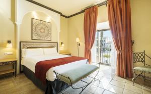 梅里达伊露尼翁梅里达宫酒店的酒店客房设有床和窗户。