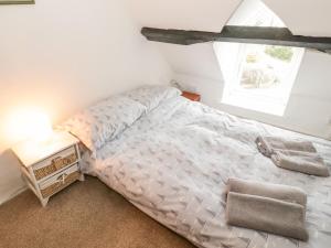 LlangoedBron Heulog Cottage的一间卧室设有一张床和一个窗口