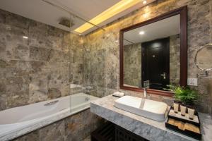 Sen Grand Hotel & Spa managed by Sen Group的一间浴室